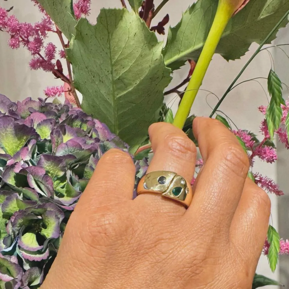 Bague gitane en or jaune 18 carats avec diamants, émeraude et saphir 16771-9001