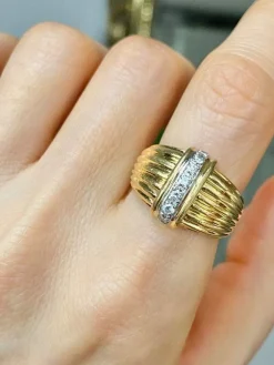 Bague godronnée en or jaune et diamants