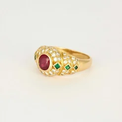 Bague godronnée en or jaune, diamants, émeraude et rubis synthétique