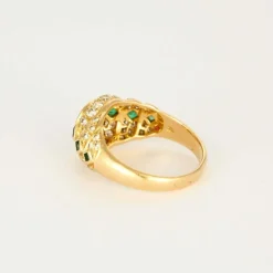 Bague godronnée en or jaune, diamants, émeraude et rubis synthétique