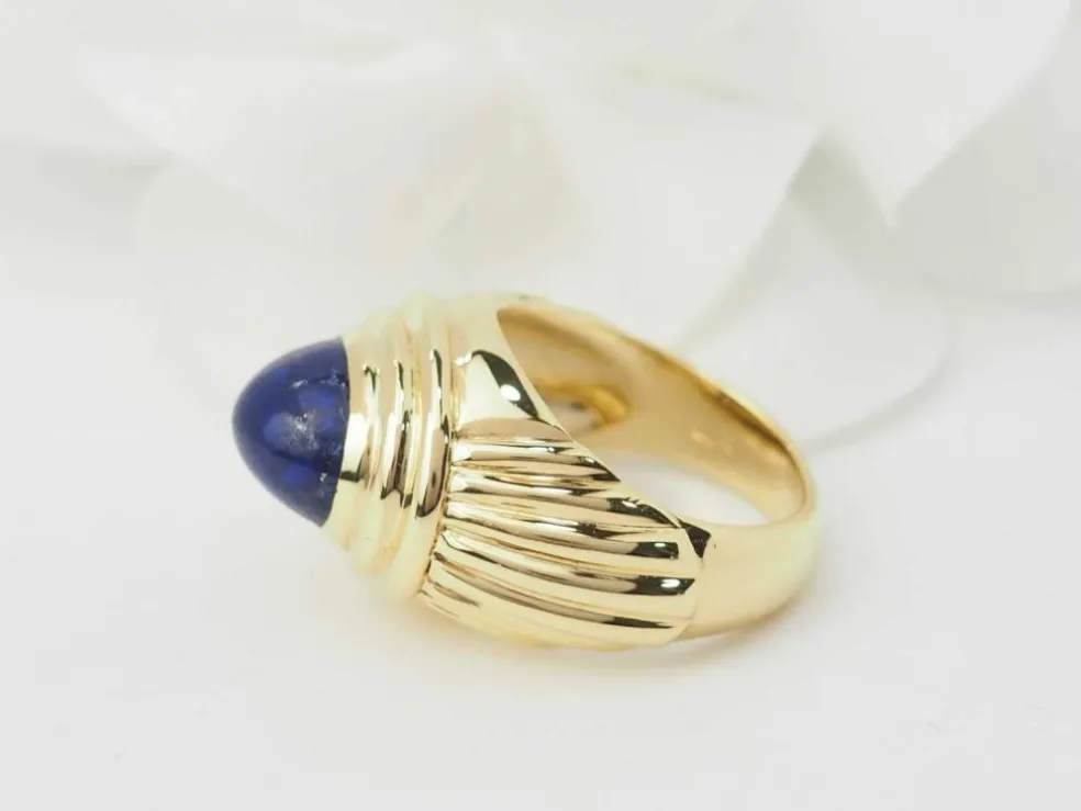 Bague godronnée en or jaune et cabochon Lapis Lazuli