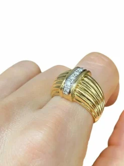 Bague godronnée en or jaune et diamants