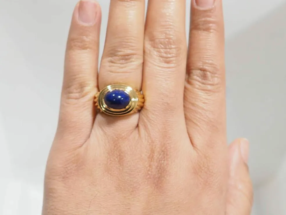 Bague godronnée en or jaune et cabochon Lapis Lazuli