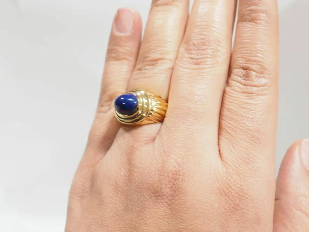 Bague godronnée en or jaune et cabochon Lapis Lazuli