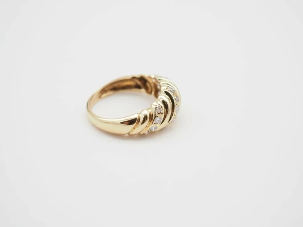 Bague godronnée or jaune 750 et diamants