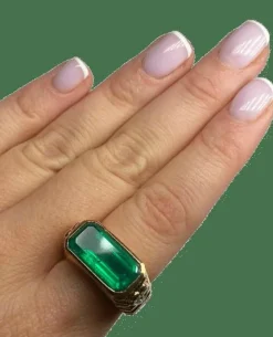 Bague godronnée or jaune, émeraude, diamants