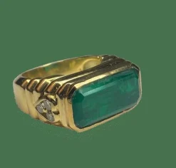 Bague godronnée or jaune, émeraude, diamants