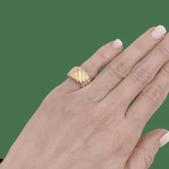 Bague godrons en or jaune et diamants.