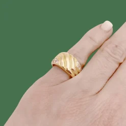 Bague godrons en or jaune et diamants.