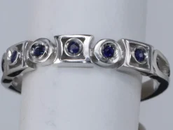 Bague géométrique Art Déco saphirs bleus or blanc 18 carats
