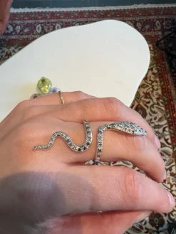 bague grand serpent en or blanc avec diamants naturels