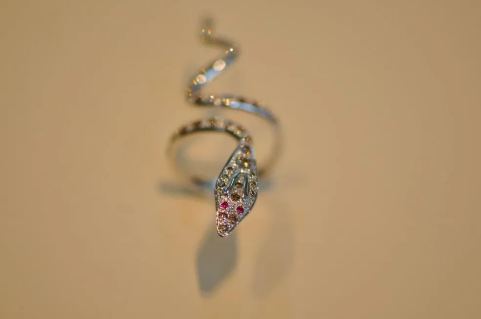 bague grand serpent en or blanc avec diamants naturels