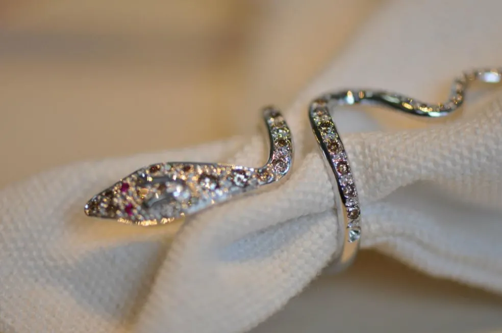 bague grand serpent en or blanc avec diamants naturels