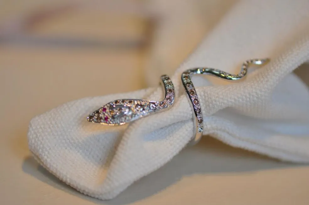 bague grand serpent en or blanc avec diamants naturels