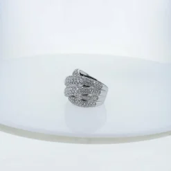 Bague grande en or blanc et diamants