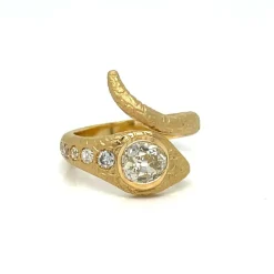 Bague gravée de serpent enroulé de diamant antique