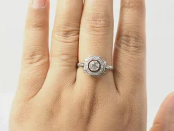 Bague hexagonale en or blanc et diamants