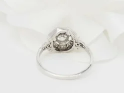Bague hexagonale en or blanc et diamants
