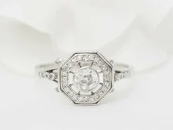 Bague hexagonale en or blanc et diamants