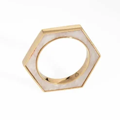 Bague hexagonale en or jaune incrustée d'onyx blanc
