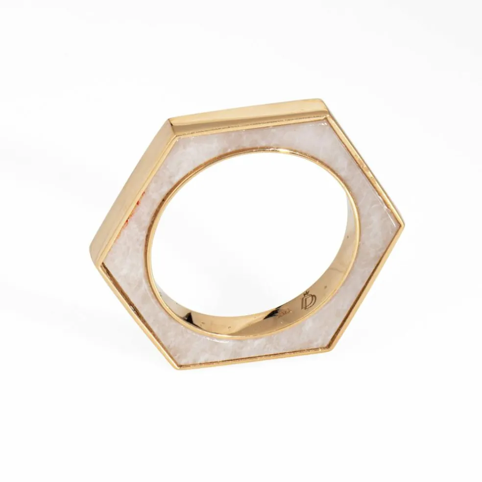 Bague hexagonale en or jaune incrustée d'onyx blanc