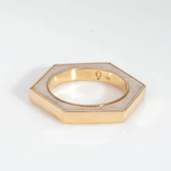 Bague hexagonale en or jaune incrustée d'onyx blanc