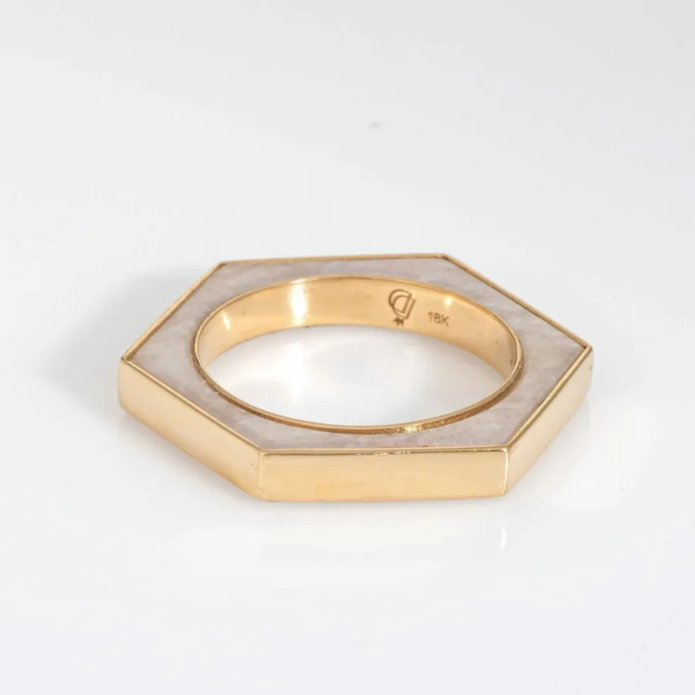Bague hexagonale en or jaune incrustée d'onyx blanc