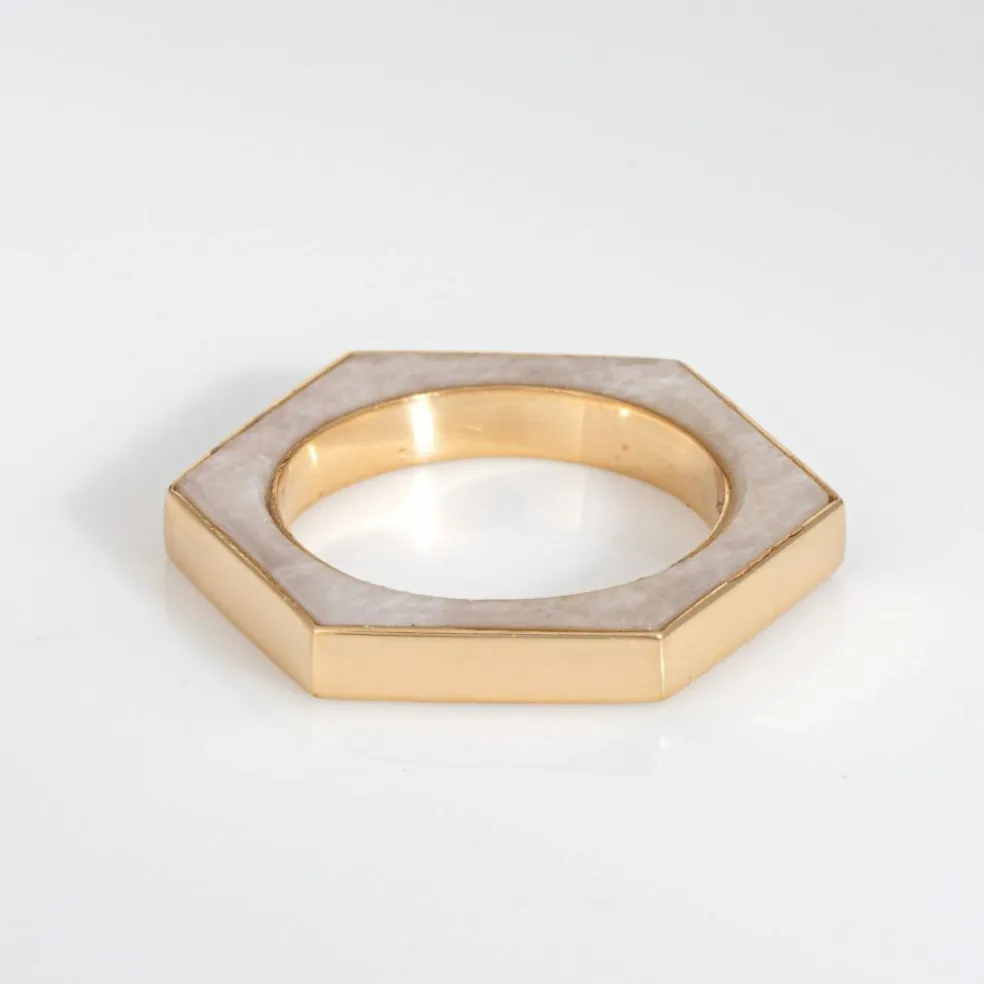 Bague hexagonale en or jaune incrustée d'onyx blanc