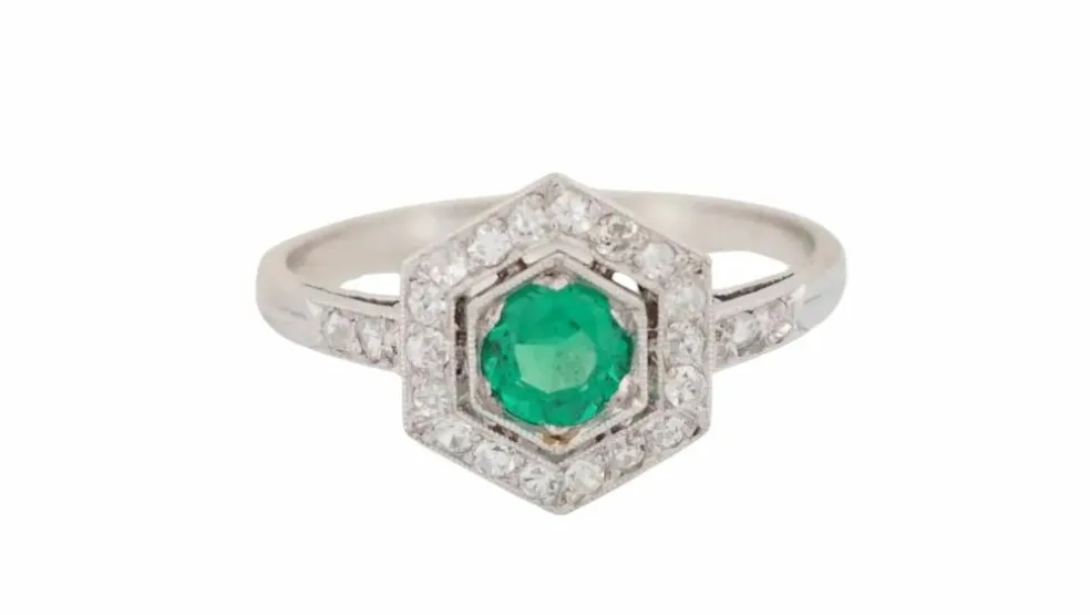 Bague hexagonale en platine, émeraude et diamants