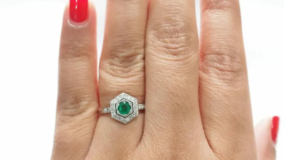 Bague hexagonale en platine, émeraude et diamants