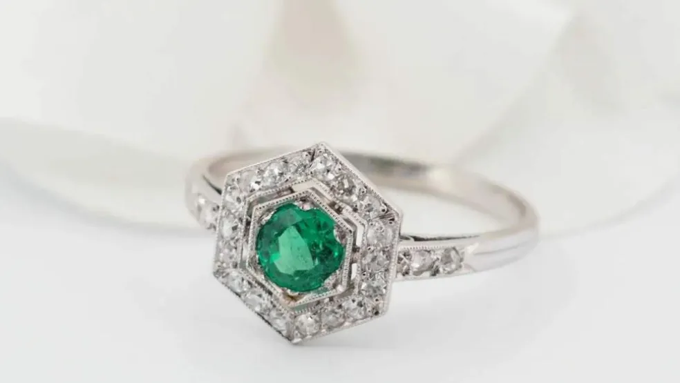 Bague hexagonale en platine, émeraude et diamants