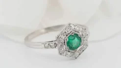 Bague hexagonale en platine, émeraude et diamants