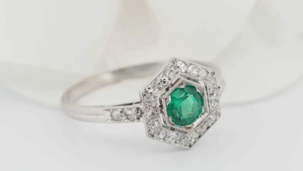 Bague hexagonale en platine, émeraude et diamants