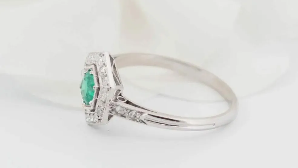 Bague hexagonale en platine, émeraude et diamants