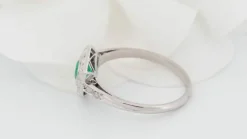 Bague hexagonale en platine, émeraude et diamants