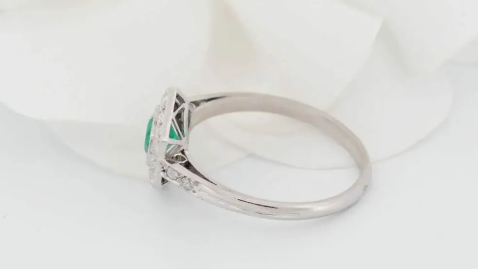 Bague hexagonale en platine, émeraude et diamants