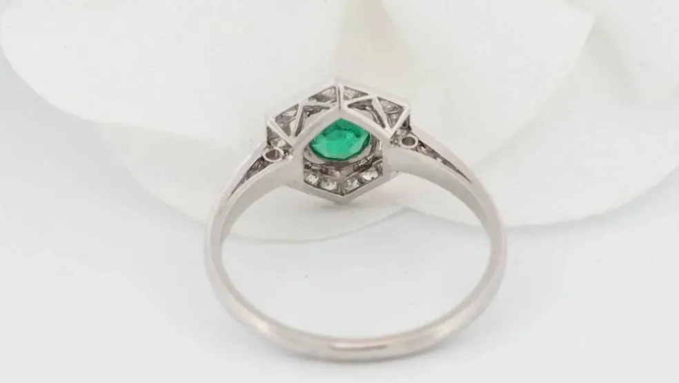 Bague hexagonale en platine, émeraude et diamants