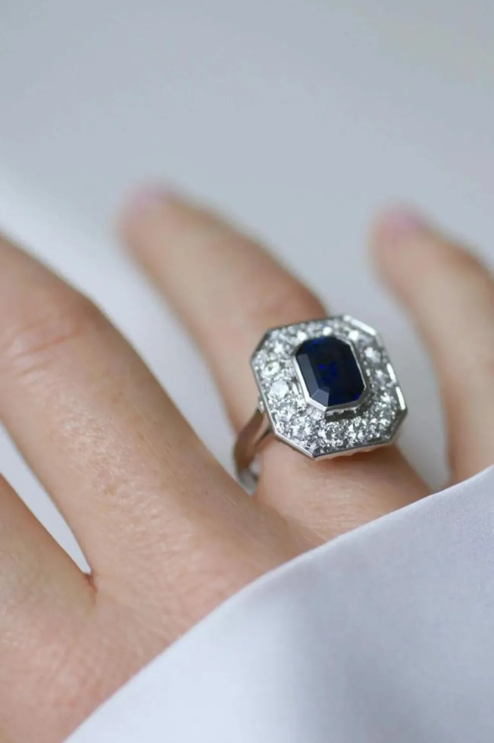 Bague hexagonale platine saphir diamants