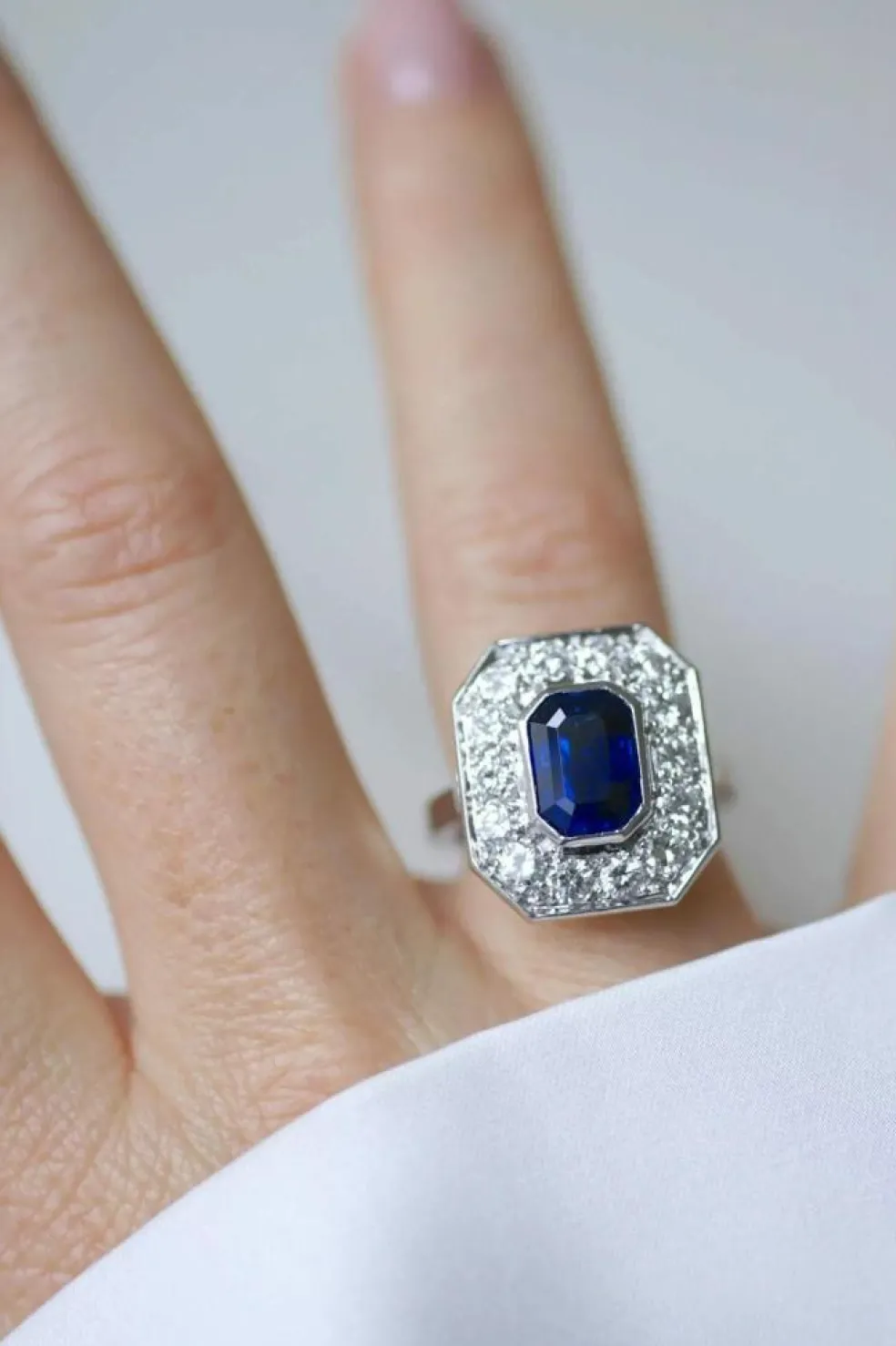 Bague hexagonale platine saphir diamants