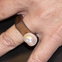 Bague IRON en or jaune et perle baroque