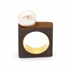 Bague IRON en or jaune et perle baroque
