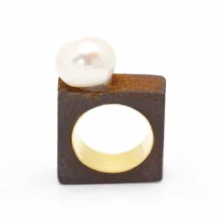 Bague IRON en or jaune et perle baroque