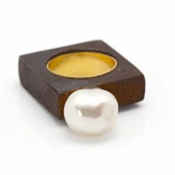 Bague IRON en or jaune et perle baroque