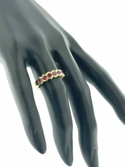 Bague italienne eternity en or jaune et rubis
