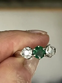 Bague Jarretière Or Gris Emeraude Diamants