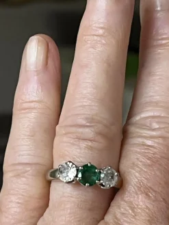 Bague Jarretière Or Gris Emeraude Diamants