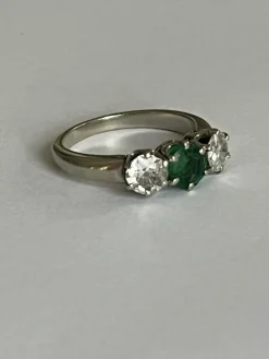 Bague Jarretière Or Gris Emeraude Diamants