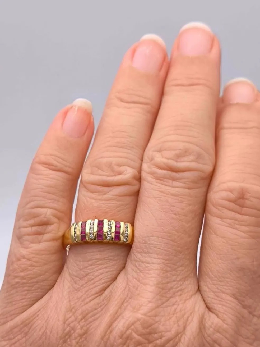 Bague jarretière or jaune ornée de rubis et diamants