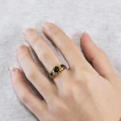 Bague jarretière or jaune, saphirs et diamants