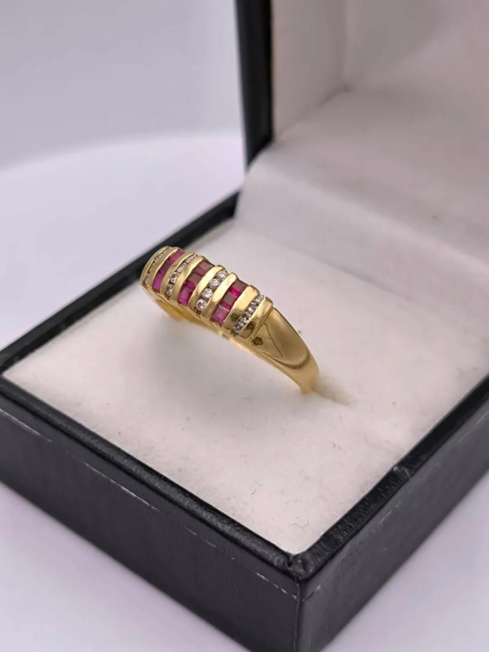 Bague jarretière or jaune ornée de rubis et diamants